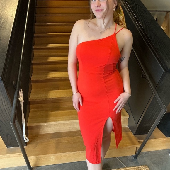 Elegant One-Shoulder Red Dress - Picture 2 of 7